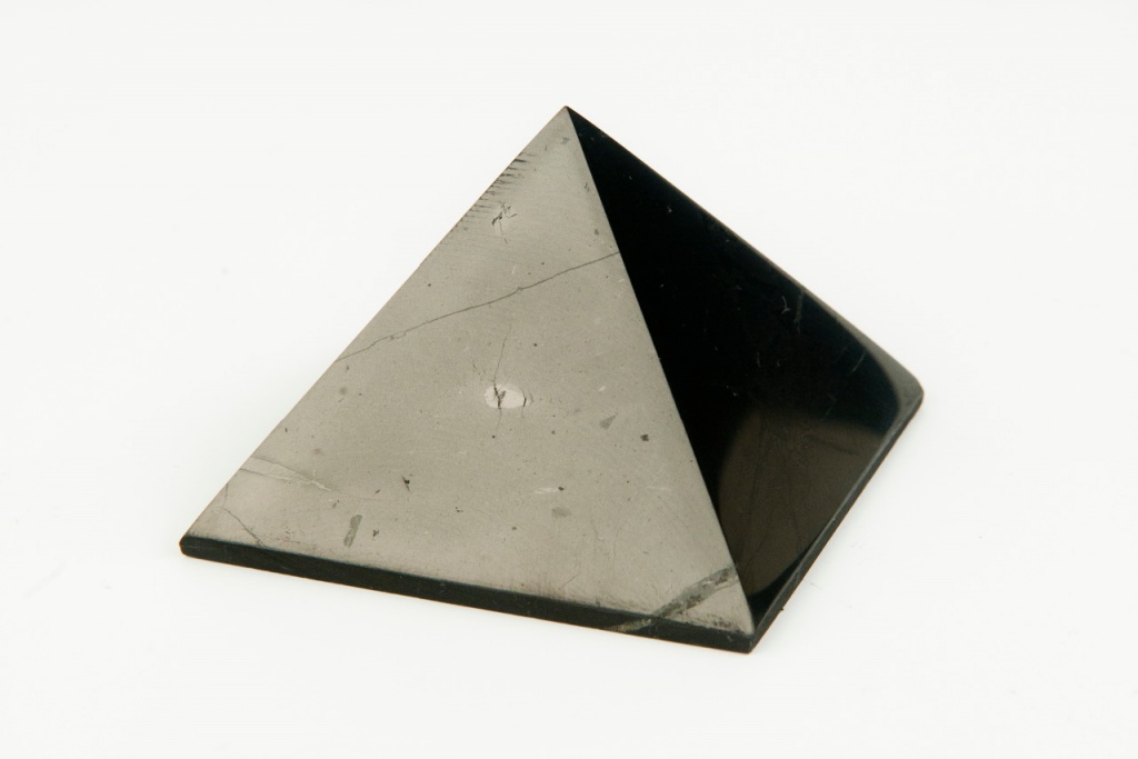 Šungit, Karélie Šungitová pyramida 3 x 3cm , lesklá