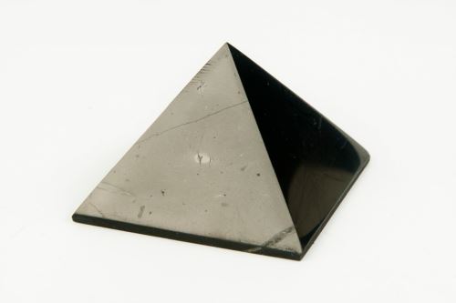 Šungitová pyramida 4 x4 cm leštěná